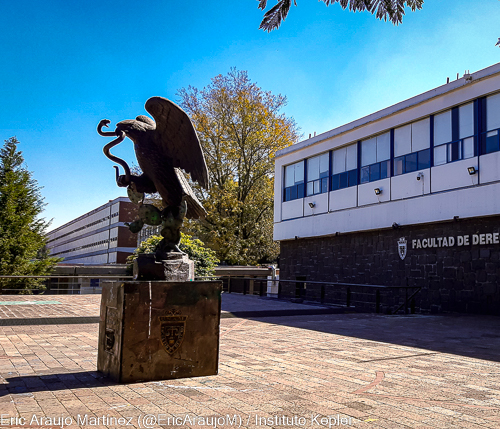 Águila de la entrada de la Facultad de Derecho UNAM