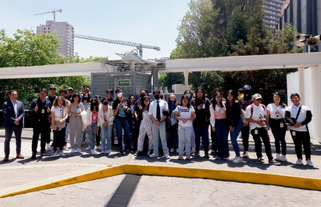 Foto de estudiantes y maestros de Liber-IK e Instituto Kepler en la entrada de TV Azteca