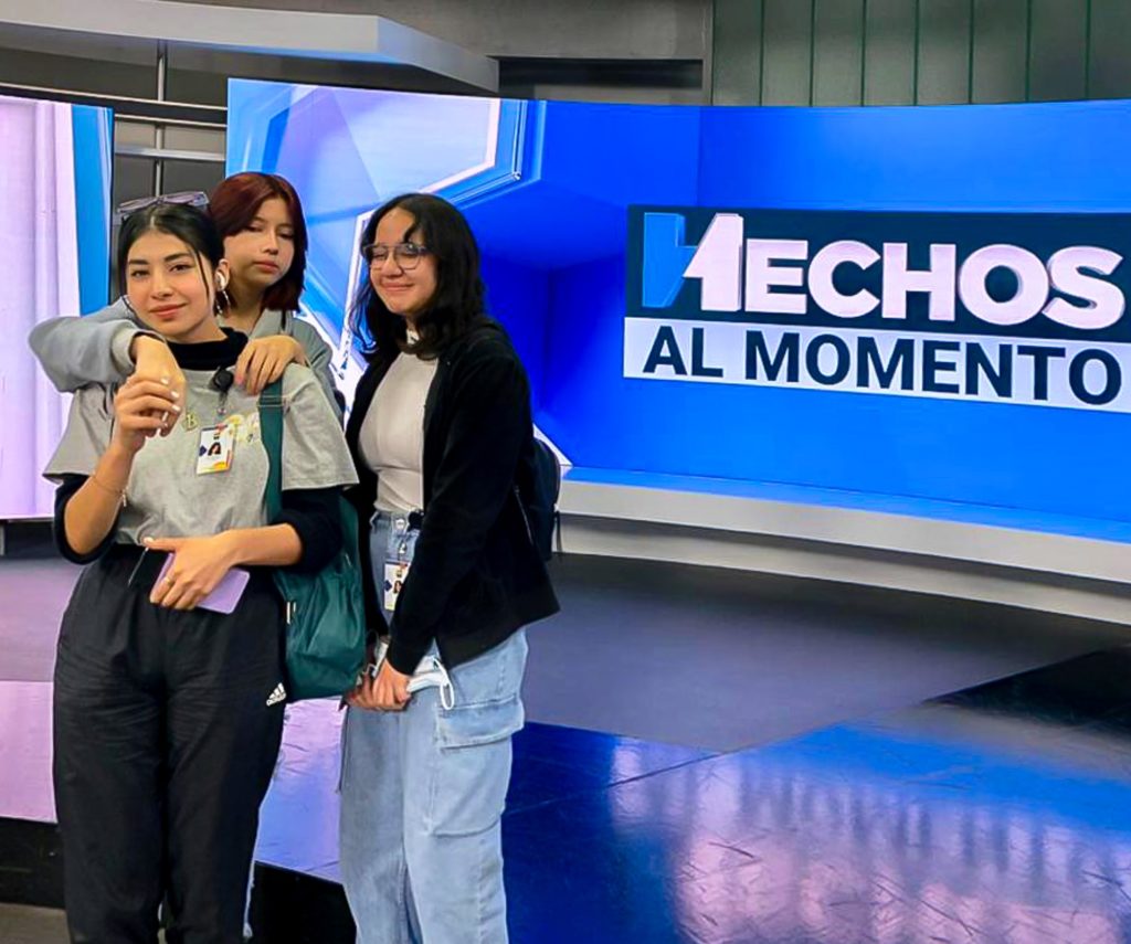 Tres alumnos de Liber-IK posando para foto en el foro de Fuerza Informativa Azteca.